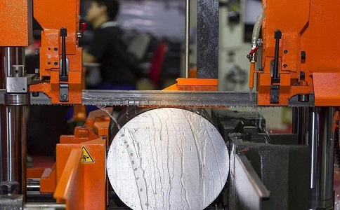 化州立式金属带锯床切削出现跑带故障解决方法！